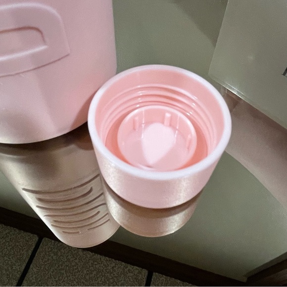 🚫SOLD🚫Dior Authentic Pink Water Bottle Dior Pink Zip Pouch Luxury Fitness Access - Picture 5 of 14